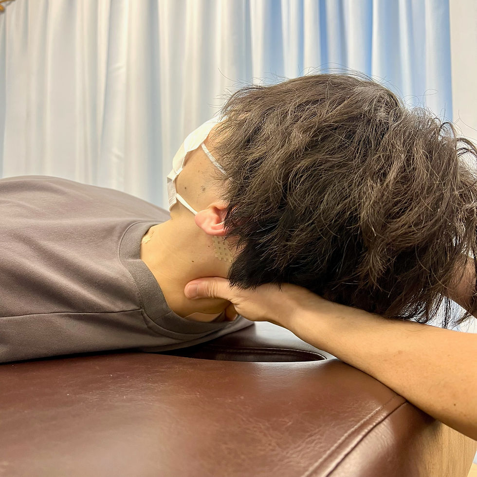 首のAKA療法を受けている様子