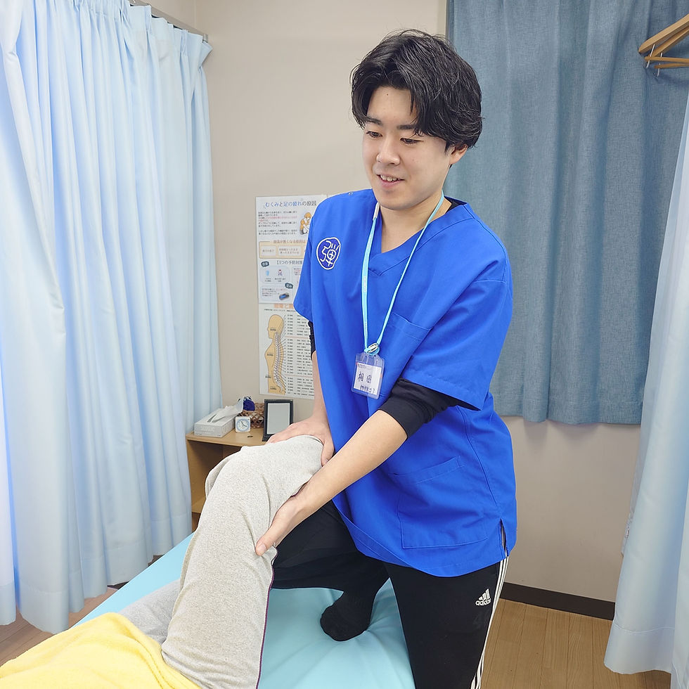 画像:膝のAKA療法を行っている様子