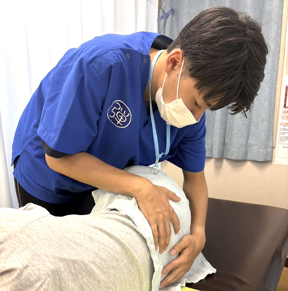 画像:骨盤矯正を行っている様子