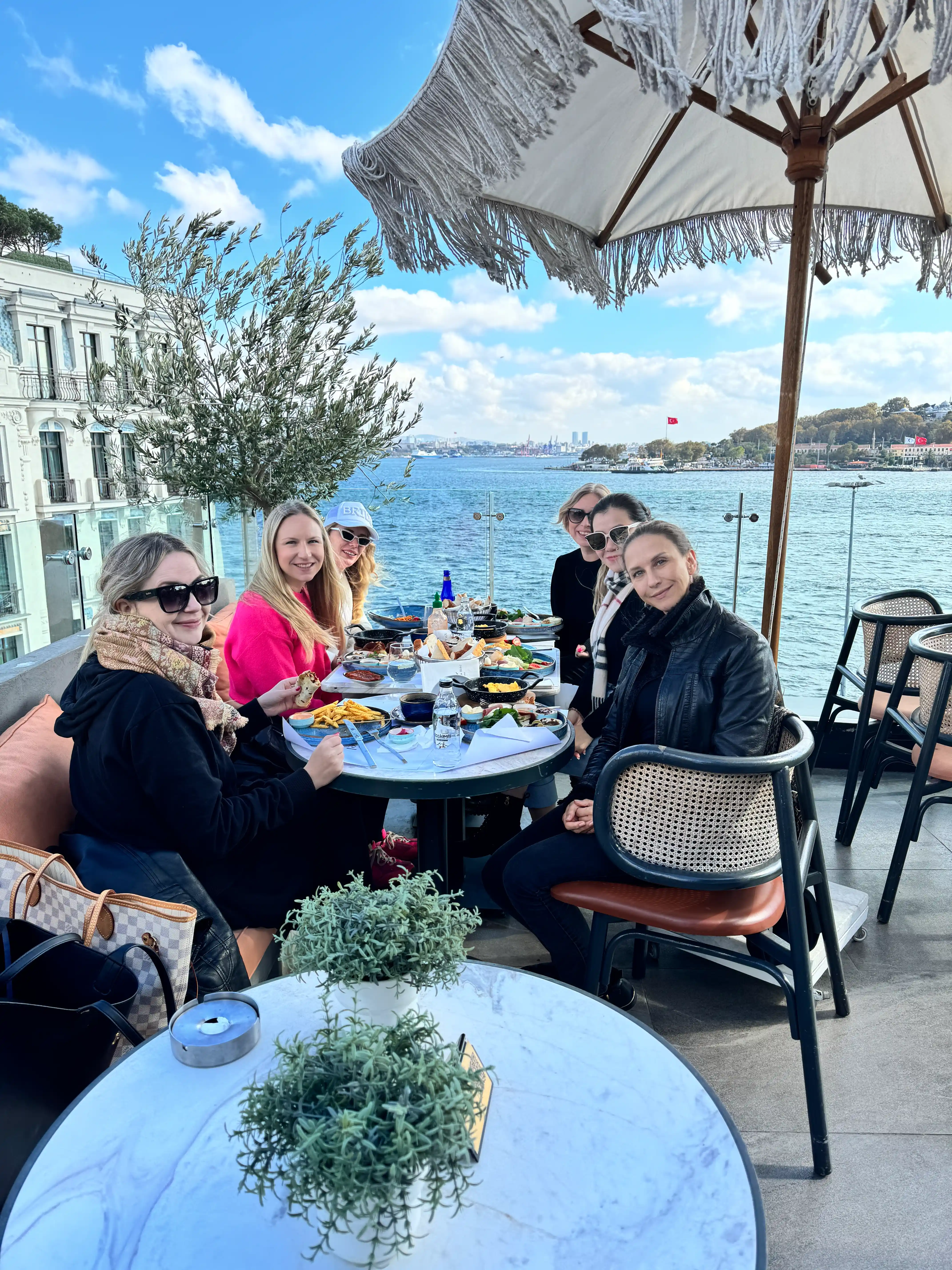 Istanbul. The name itself conjures up images of swirling dervishes, fragrant spice markets, and the echoing call to prayer. A city that straddles two continents, where ancient history collides with modern life, Istanbul has been on my travel bucket list forever. And let me tell you, it did not disappoint.