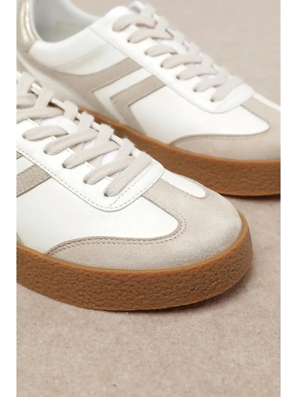Thumbnail: sneaker detailed view