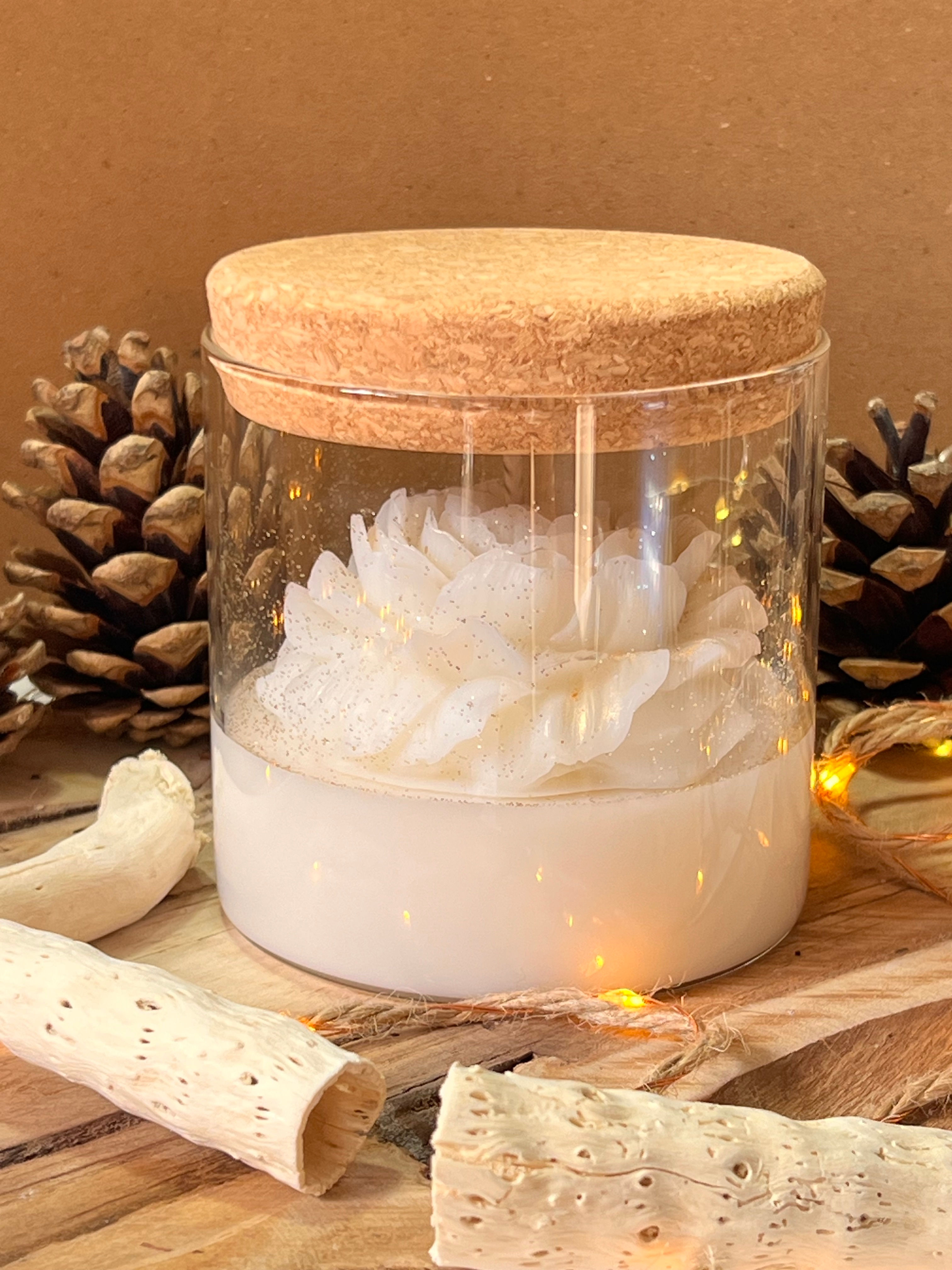 bougie classique parfumée blanche avec pivoine en cire dans un contenant en verre et couvercle en liège