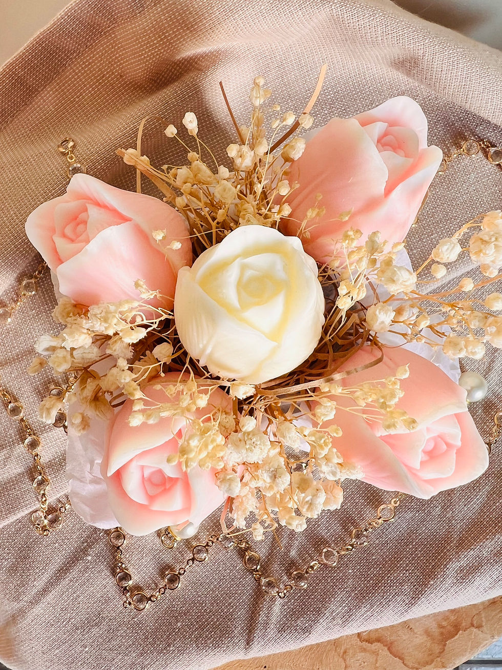 Miniature : bouquet de fleurs de tulipes de couleur blanches et roses dans un contenant en jesmonite