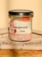 bougie gourmande chantilly dans un contenant en verre parfum litchi de couleur rose et blanche