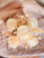 bouquet de fleurs en cire de couleur blanc dans un contenant en jesmonite