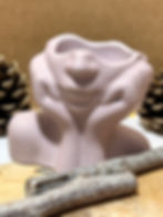 Décoration en jesmonite : visage Andréa entre ses mains couleur parme