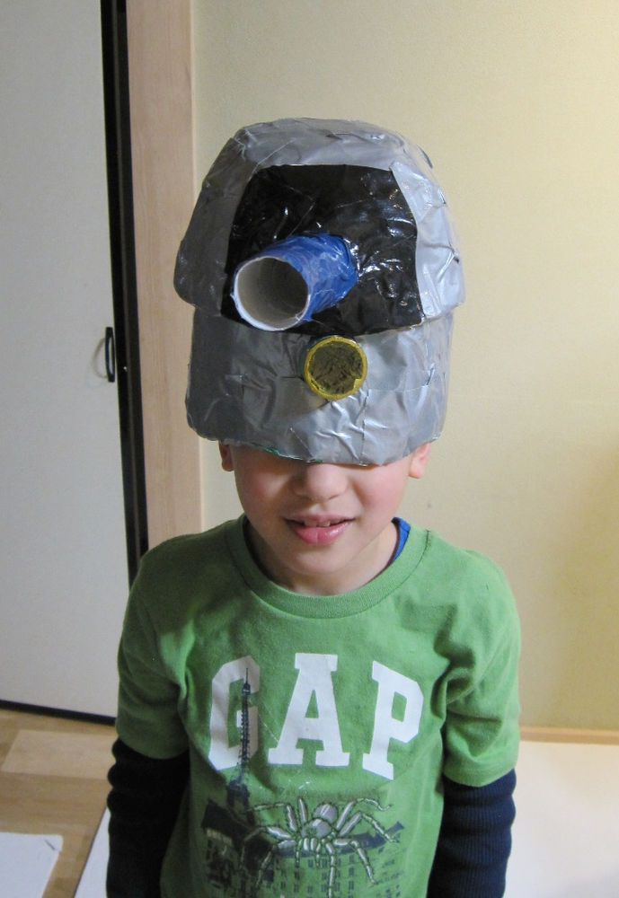 新聞紙と色ガムテープでかぶれる帽子を作ろう 子どもクラス