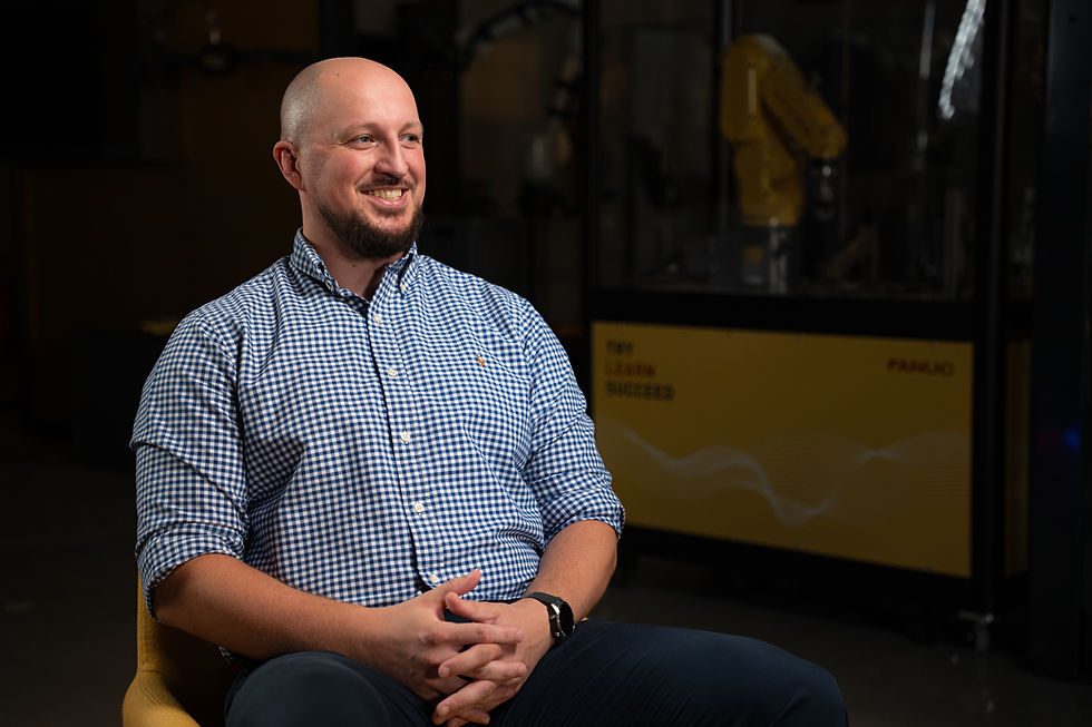 Podcaster se sluchátky