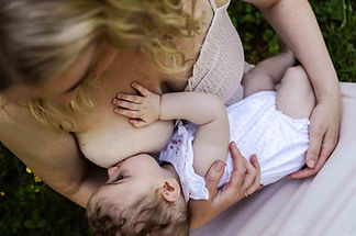 breastfeeding photoshoot in national trust croome with karina oneill worcester family photographer