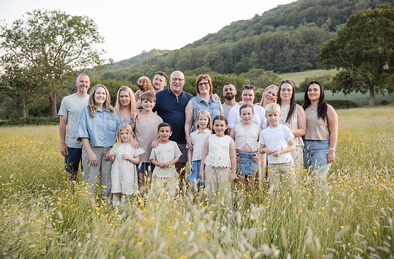 outdoor sunset large family photoshoot in worcestershire