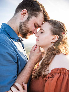 couples photoshoot in worcestershire during sunset 
