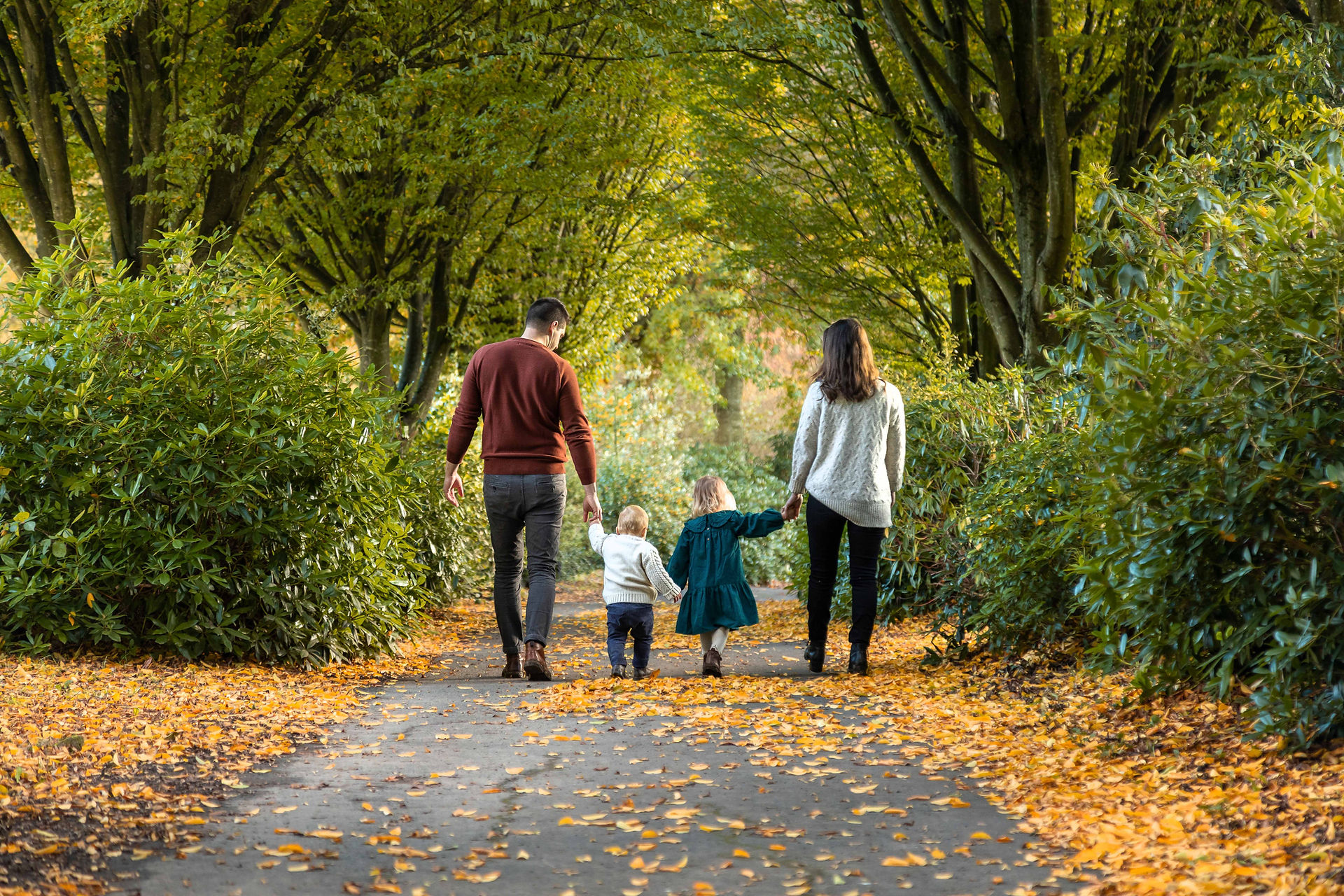 outdoor family photo session in autumn