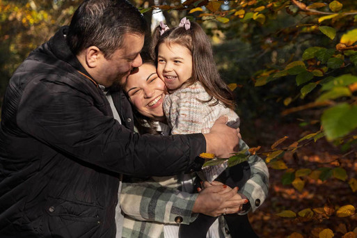family photoshoot outside in autumn in worcester