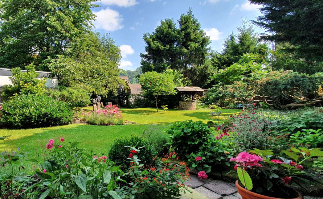 Das Gartenpanorama in schönster Sommersonne.