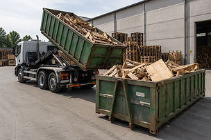 Camion scarrabile che ritira cassone pieno di rottami di legno