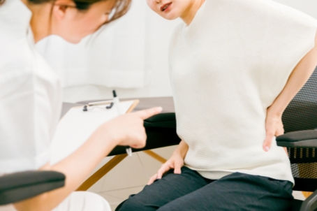 椎間板ヘルニアによる足のしびれはいつ治る?鍼灸の効果と治療期間を解説