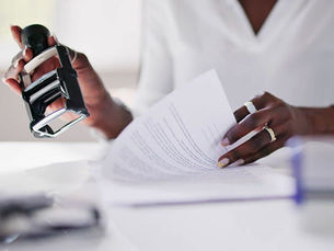 a female mobile notary 