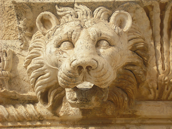 Löwenfigur in Baalbeck (Libanon) by Dominik Tefert