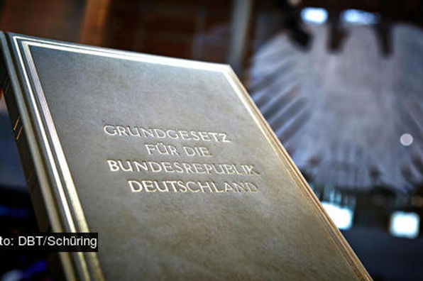 Grundgesetz Foto DBT / Schüring