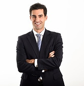 homem-de-negocios-com-os-bracos-cruzados-e-sorrindo_1139-677 (1).jpg