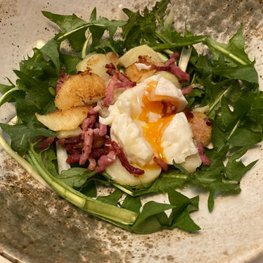 Salade de pissenlits, pommes de terre, œuf et lardons