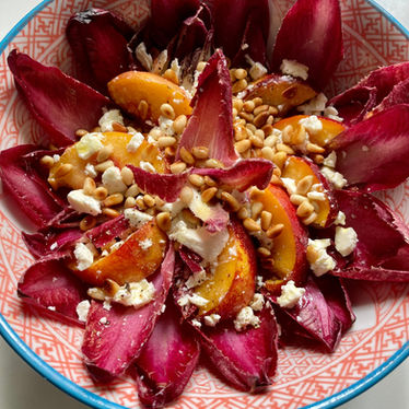 Salade aux endives rouges, nectarines, fêta et pignons de pin