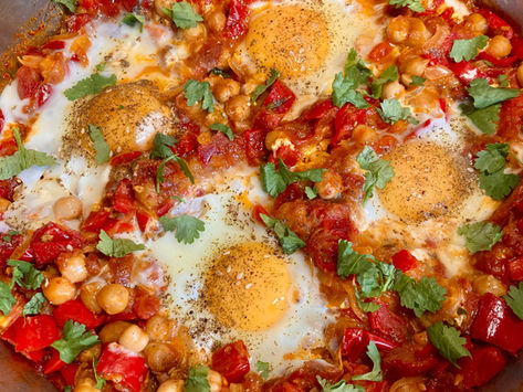 Chakchouka aux poivrons, pois chiches et œufs
