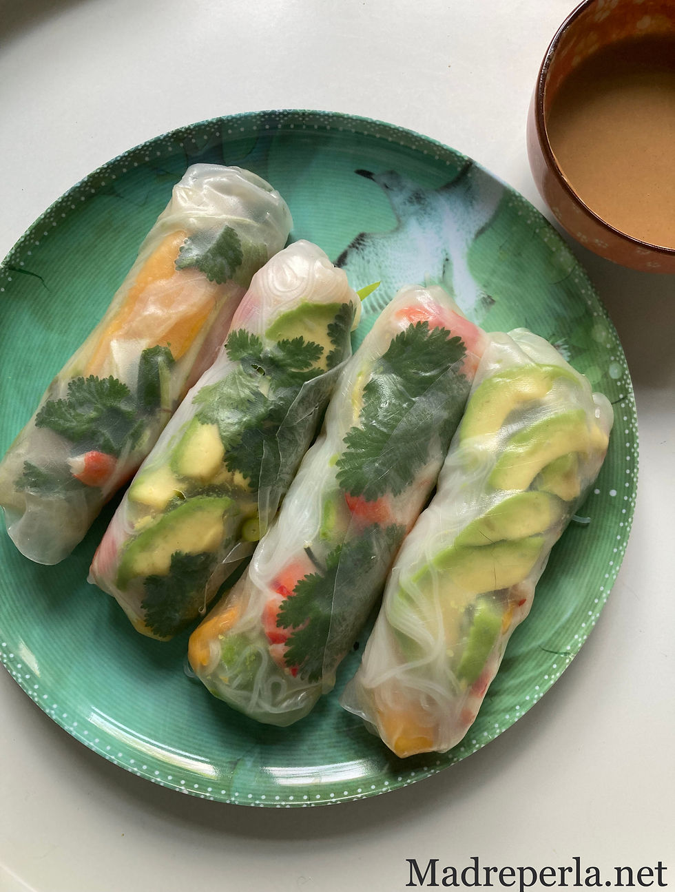 Rouleaux de printemps aux crevettes, mangue et avocat