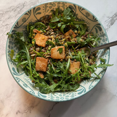 Salade de lentilles aux herbes et tofu fumé