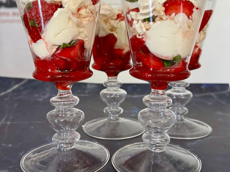 Eton mess aux fraises, basilic thaï