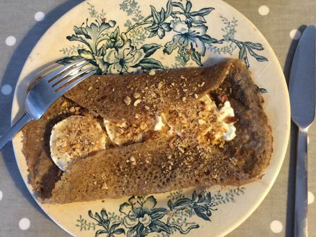 Galette de sarrasin, chèvre, miel, noisettes grillées