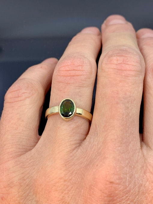 Geelgouden ring met groene toermalijn
