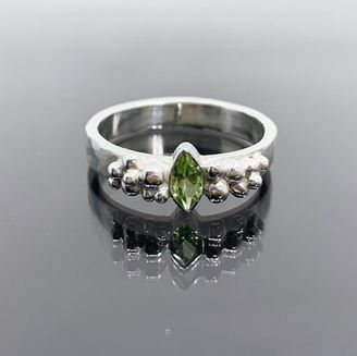 Zilveren ring met bolletjes en peridoot