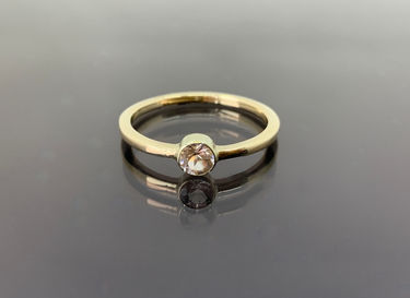 Geelgouden ring met morganiet