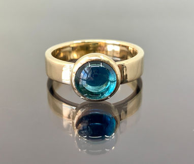 Geelgouden ring met rond cabochon geslepen London Blue topaas