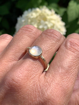 Geelgouden ring met ronde steen naar keuze