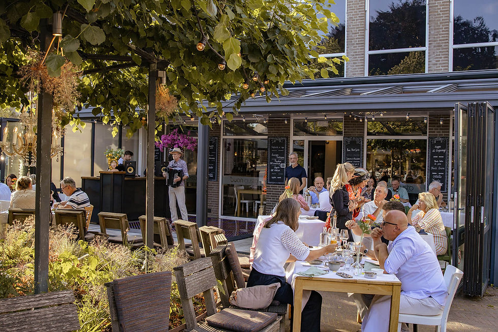 Gezellig terras van Buon Gusto in Bergeijk met sfeervolle Italiaanse uitstraling