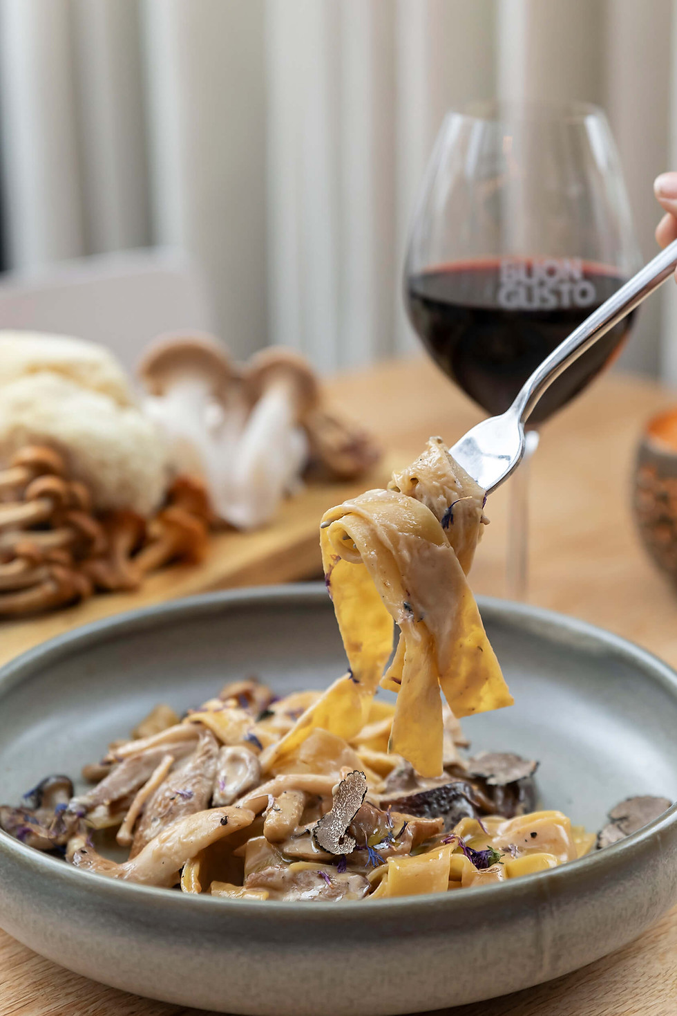 Verse Italiaanse pasta wordt geserveerd in sfeervolle setting bij Buon Gusto