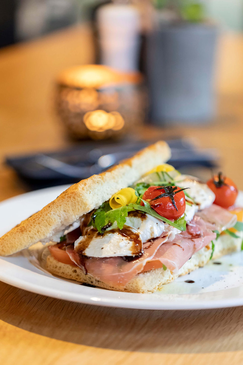 Italiaanse sandwich met verse ingrediënten en mediterrane smaken bij Buon Gusto