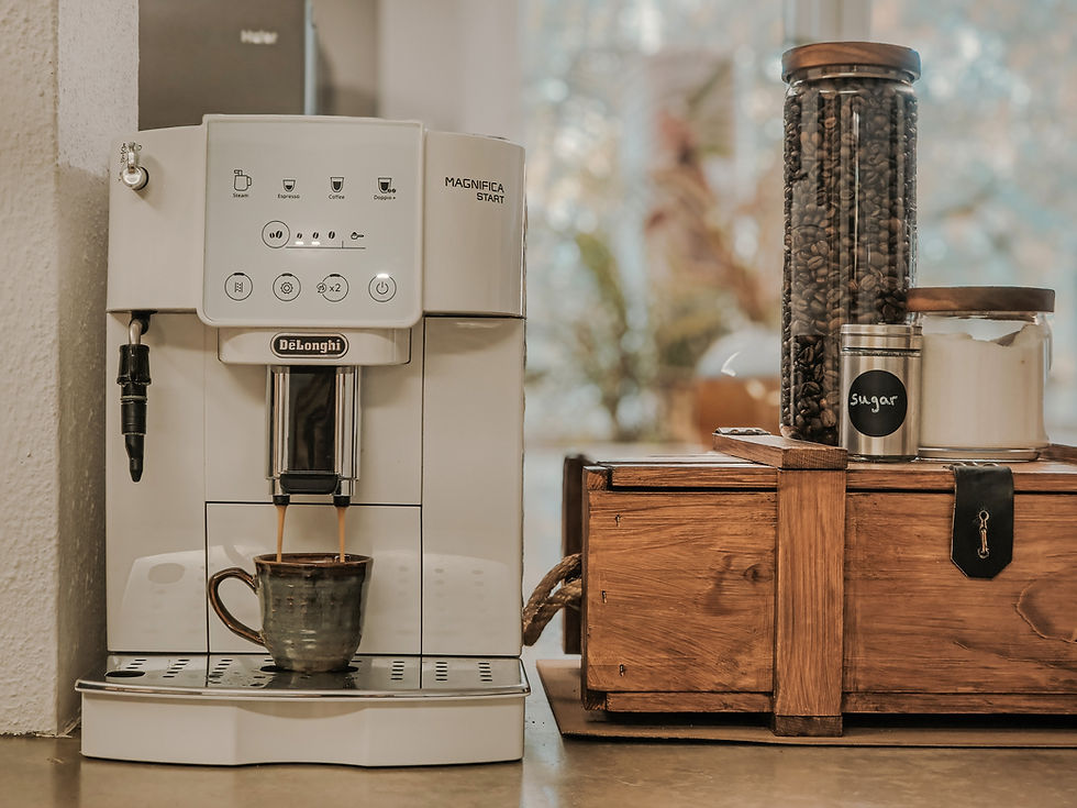 Kaffeemaschine mit frischen Bohnen