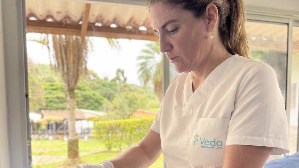 Dra. Lurdes Duque aplicando terapia neural.