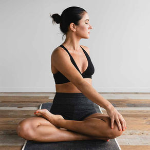 mujer haciendo yoga