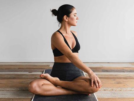 mujer haciendo yoga