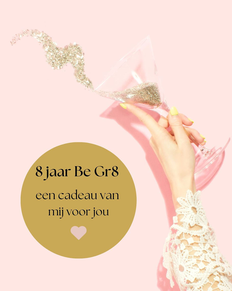 Hand met champagneglas en gouden glitter – vier 8 jaar Be Gr8 met een coachtraject met korting