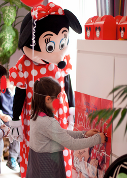 anniversaire-enfant-minnie-mickey-thème-idée-organisation-décoration-rouge-noir-blanc-sweet-table-ca