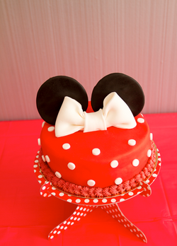 anniversaire-enfant-minnie-mickey-thème-idée-organisation-décoration-rouge-noir-blanc-sweet-table-ca