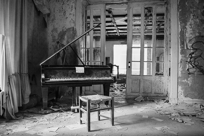 Verlaten piano in een stille ruimte, vastgelegd in zacht licht