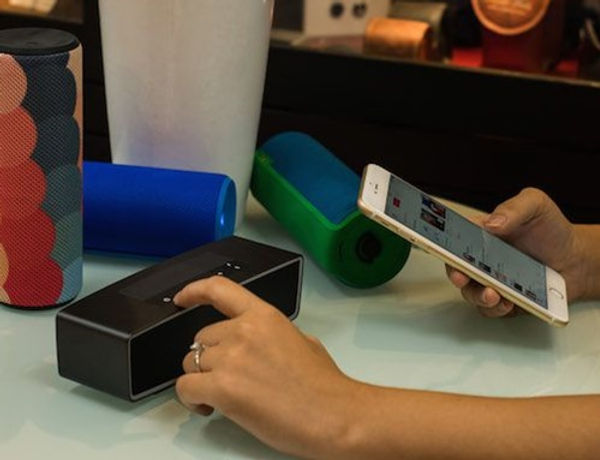 Bật nguồn loa bluetooth