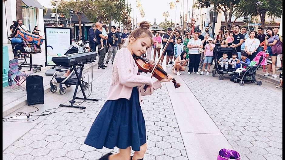Cô gái nhỏ chơi bản nhạc Despacito bằng violin trên đường phố là ai?