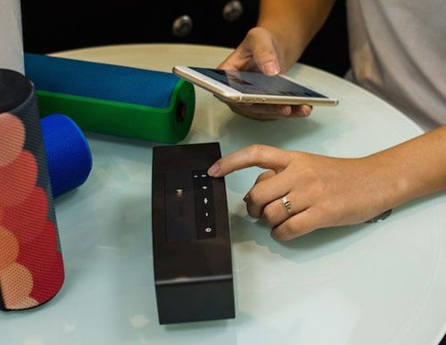 Bật bluetooth trên loa